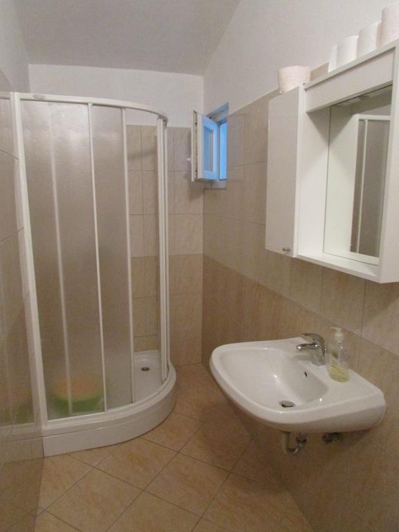 Apartmani I Sobe Grga Starigrad Paklenica Camera foto