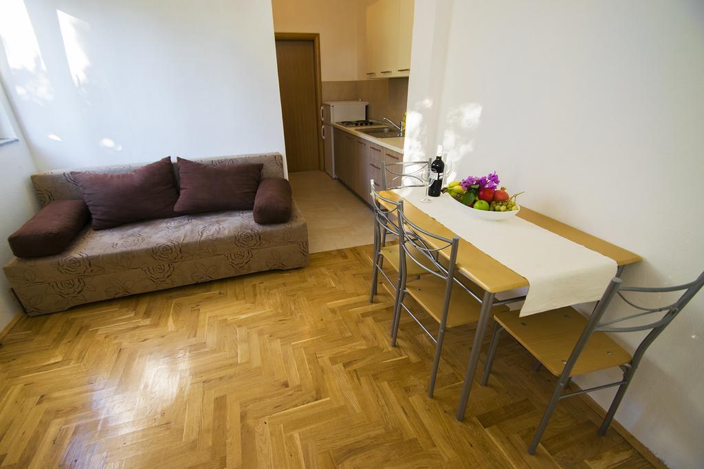 Apartmani I Sobe Grga Starigrad Paklenica Esterno foto
